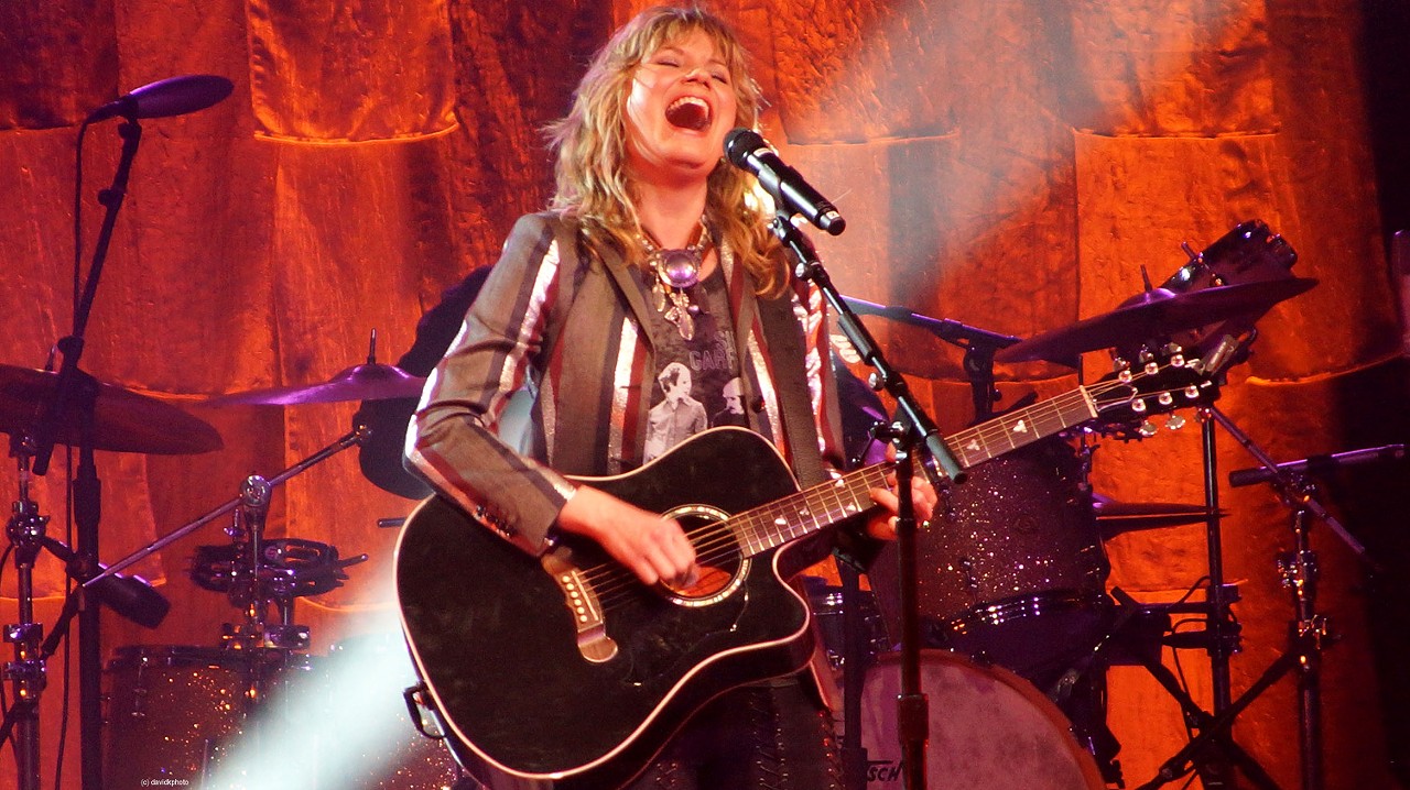 Jennifer Nettles Performing at Hard Rock Live