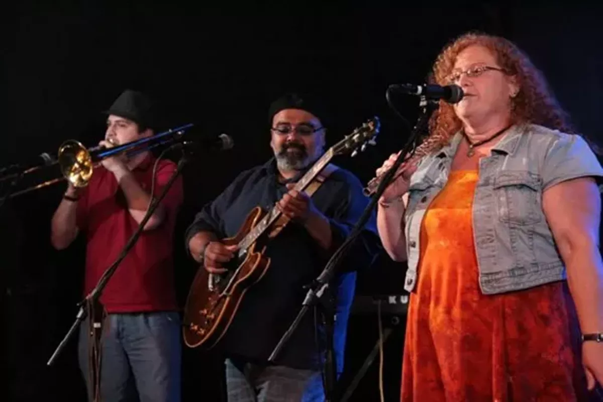 Qwik Sil-ver has been entertaining audiences in the Northeast Ohio area for over 8 years now. Known for their High energy shows, they have built up quite a following. Combing the Vocals and Flute of Saam Cabot, the soulful Guitar of Joshua Stauffer and the tight grooves laid down by Rick "the Thunda" Marshall(drums) ,and Herb "H BOMB" Pruitt(bass)