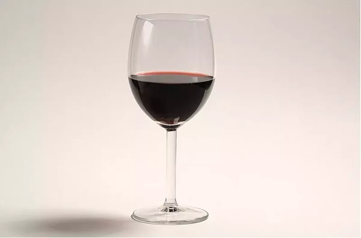 800px-a_glass_of_red_wine.webp