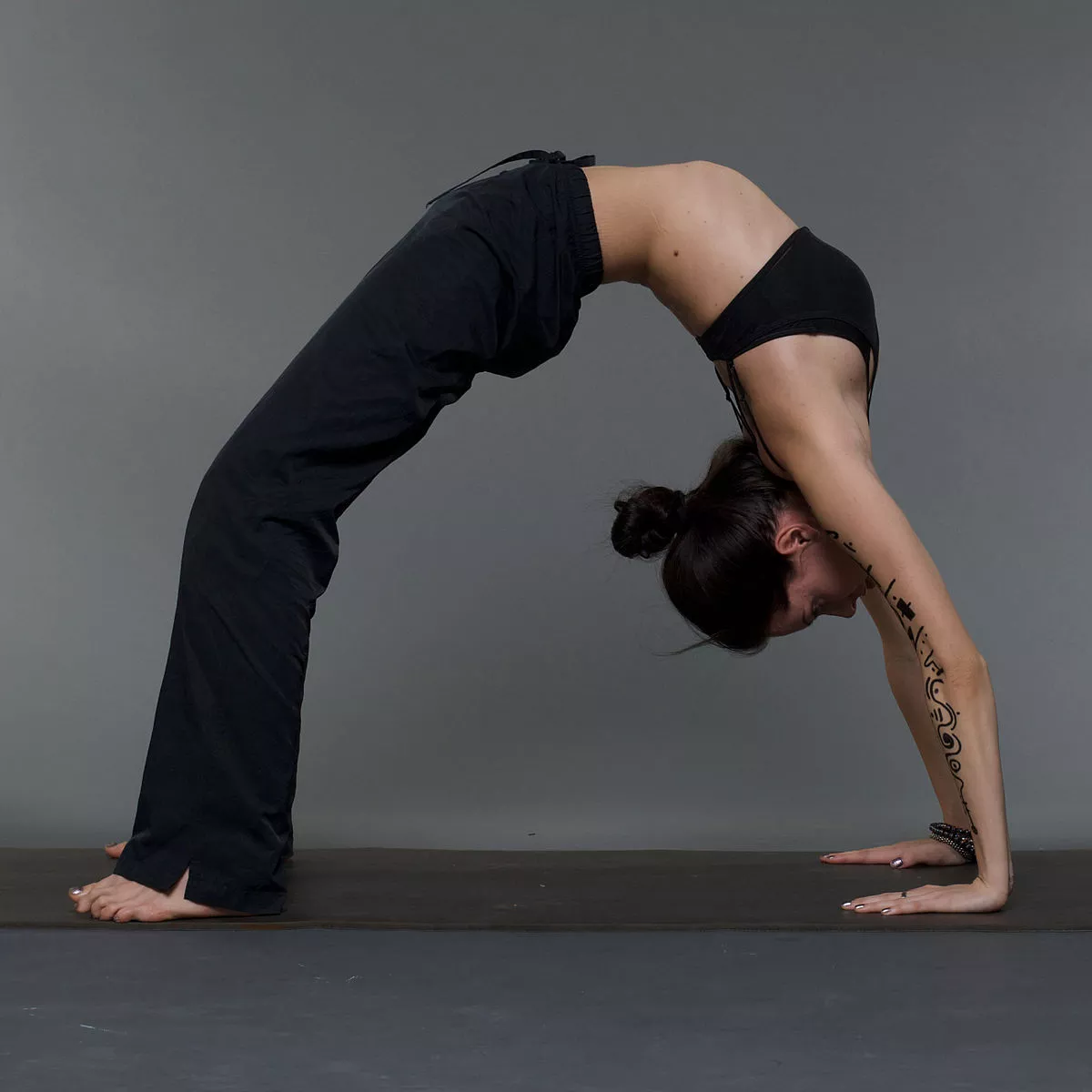 1200px-chakrasana_yoga-asana_nina-mel_wiki.webp