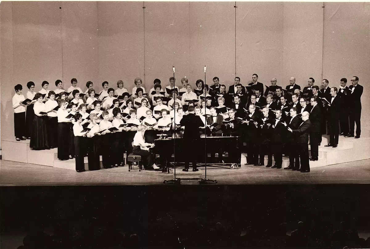 f284abc3_oldwschoralepicture.webp