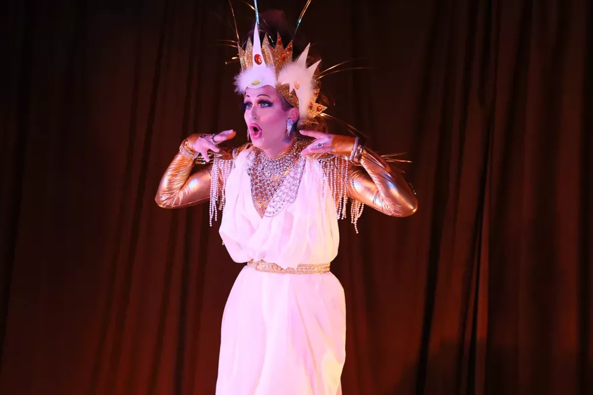 le_femme_mystique_burlesque_manny.webp