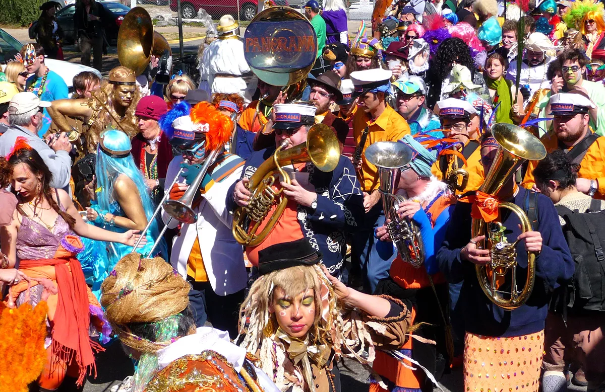 st._anthony_parade_at_mardi_gras_panorama_band_2010_wiki.webp