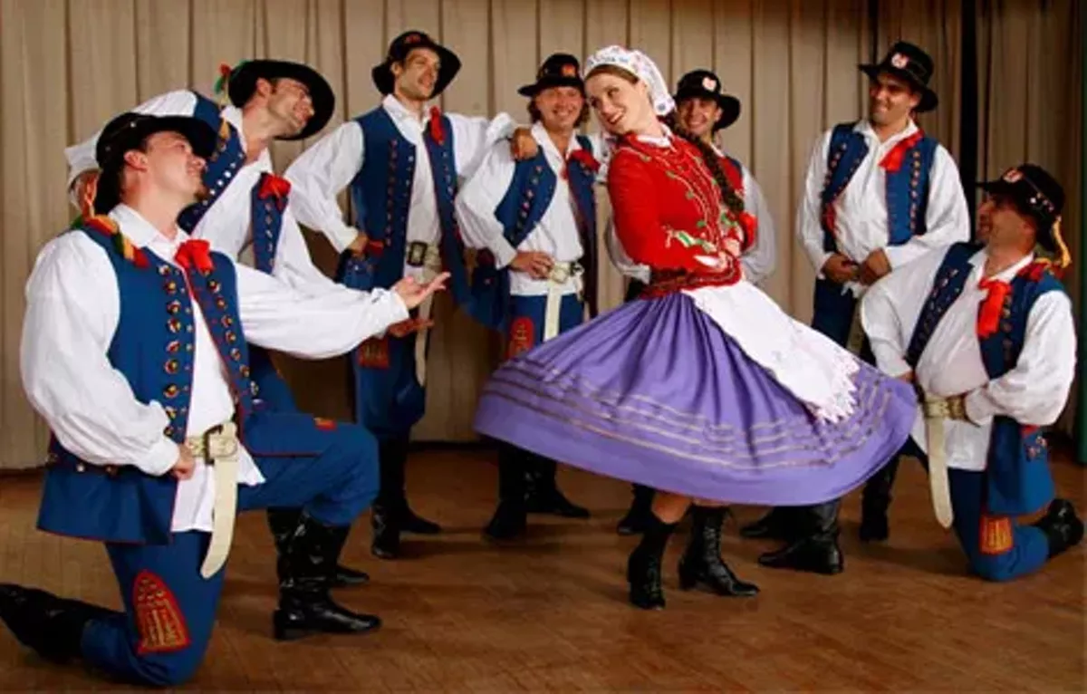 a3792078_liraensemble.webp