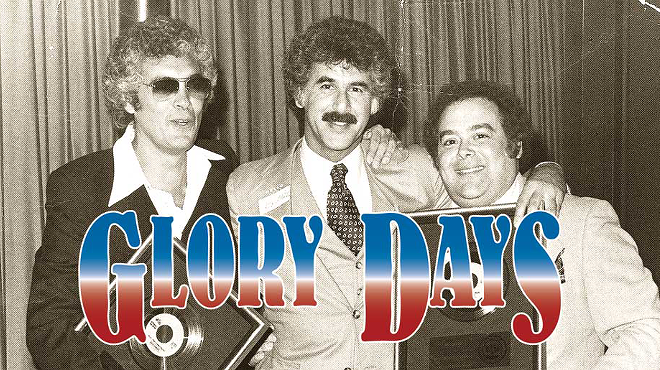 From left, record company “insider” Carl Maduri, Mike Belkin and Epic Records head Ron Alexenburg
celebrating a partnership in 1976.