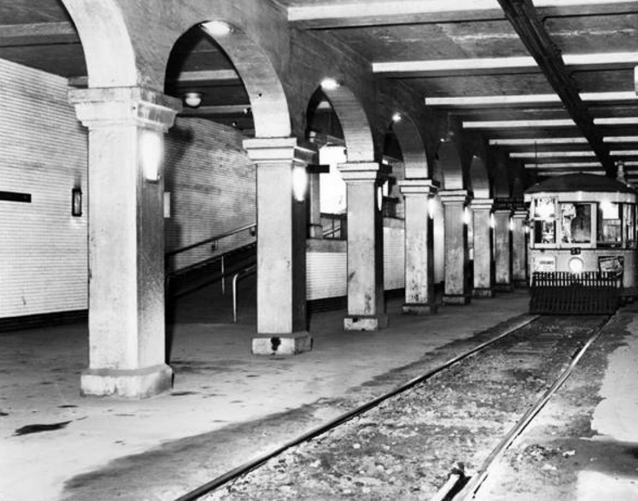 A streetcar heads down the tracks at the Detroit-W 25th subway station in 1939.