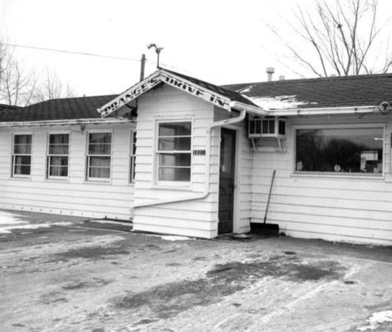 Melvin Prange's drive-in restaurant on Hilliard Rd. just south of Madison Ave. c. 1965