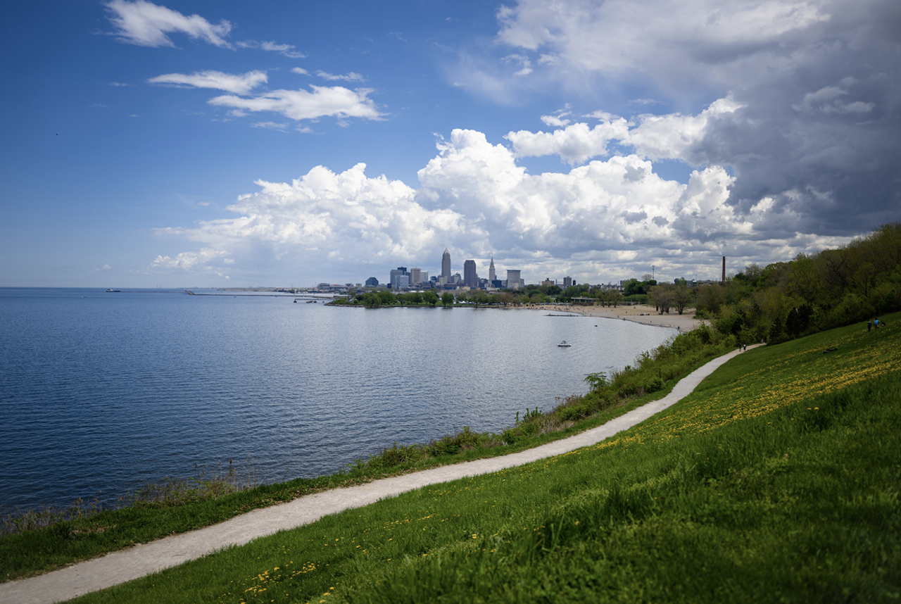  Edgewater Beach Trail 
6500 Cleveland Memorial Shoreway, Cleveland
Where: Edgewater Park
Distance: 1.4  Miles
This shorter hike runs through Edgewater Beach, right along Lake Erie. It’s also a popular trail for fishing and other lake activities.