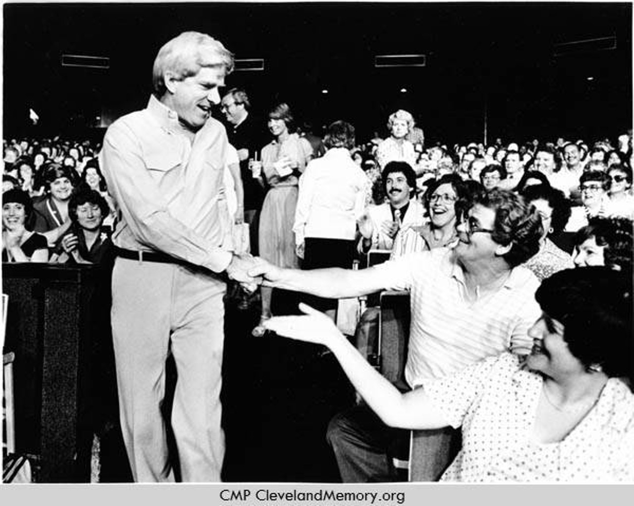 Phil Donahue greeting audience at his show, 1980