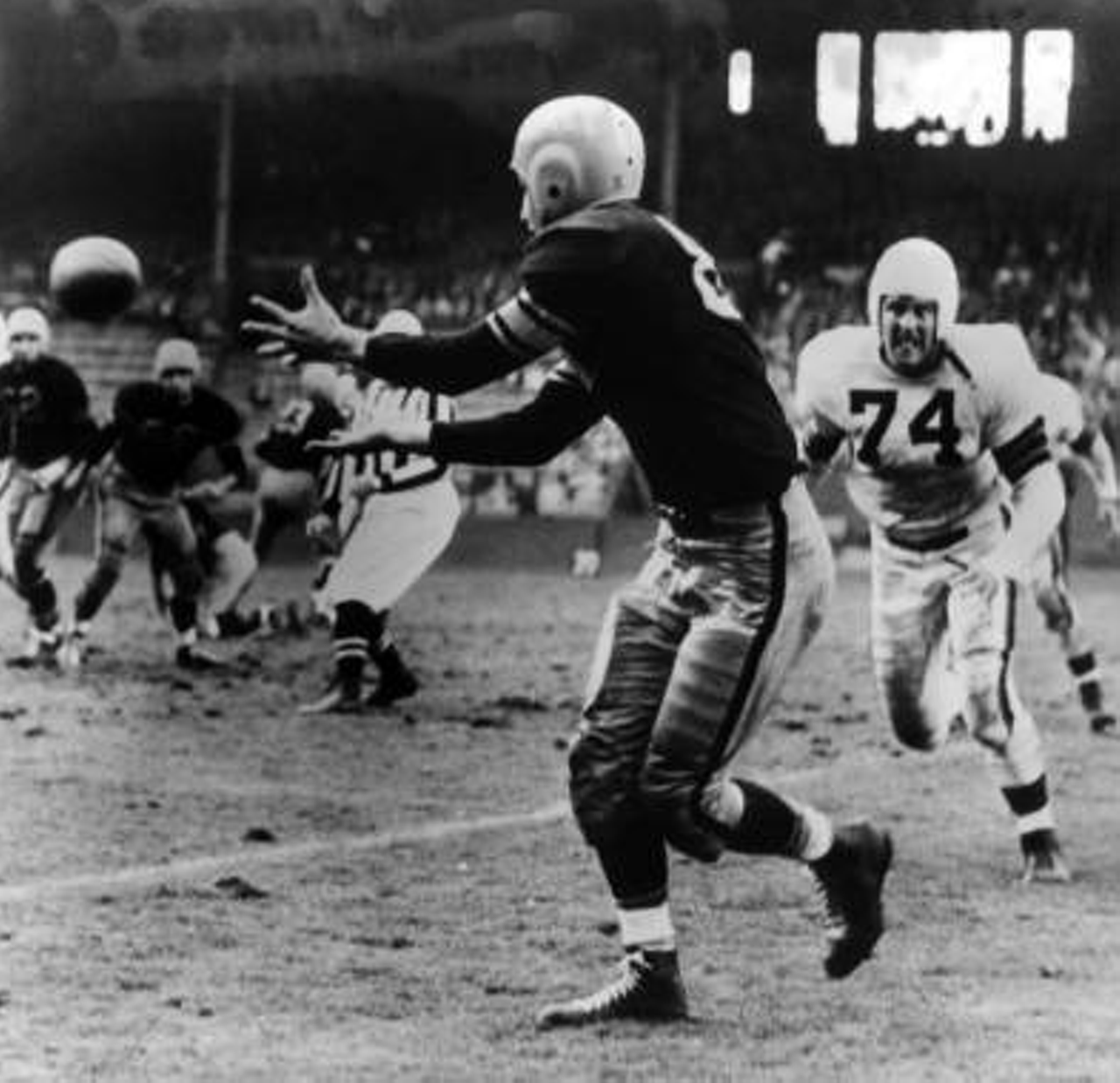 Cleveland Browns Dante Lavelli (56) tries to catch a pass between two Philadelphia  Eagles defenders, Dec. 16, 1951 in Philadelphia. (AP Photo Stock Photo -  Alamy