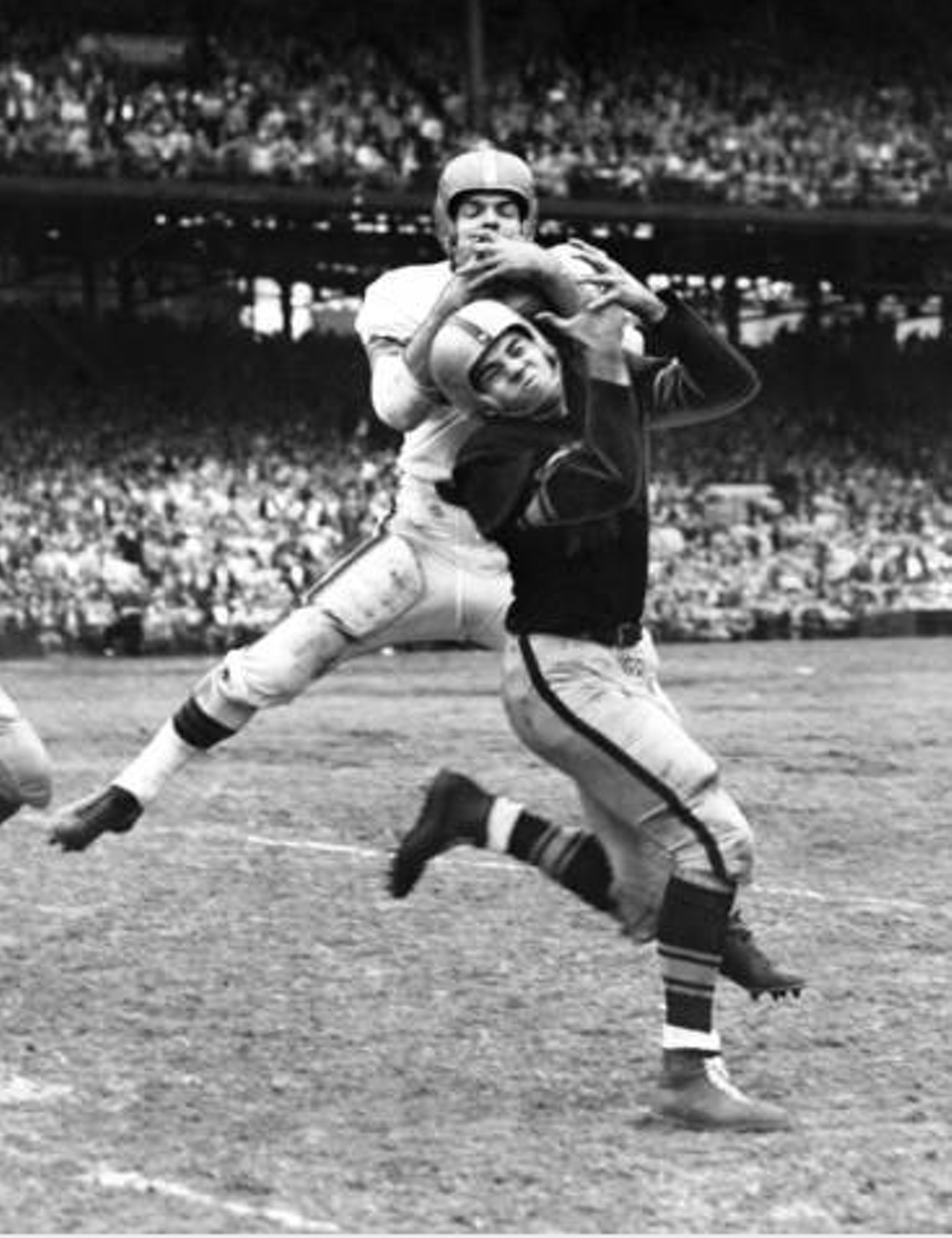 Cleveland Browns Dante Lavelli (56) tries to catch a pass between two Philadelphia  Eagles defenders, Dec. 16, 1951 in Philadelphia. (AP Photo Stock Photo -  Alamy