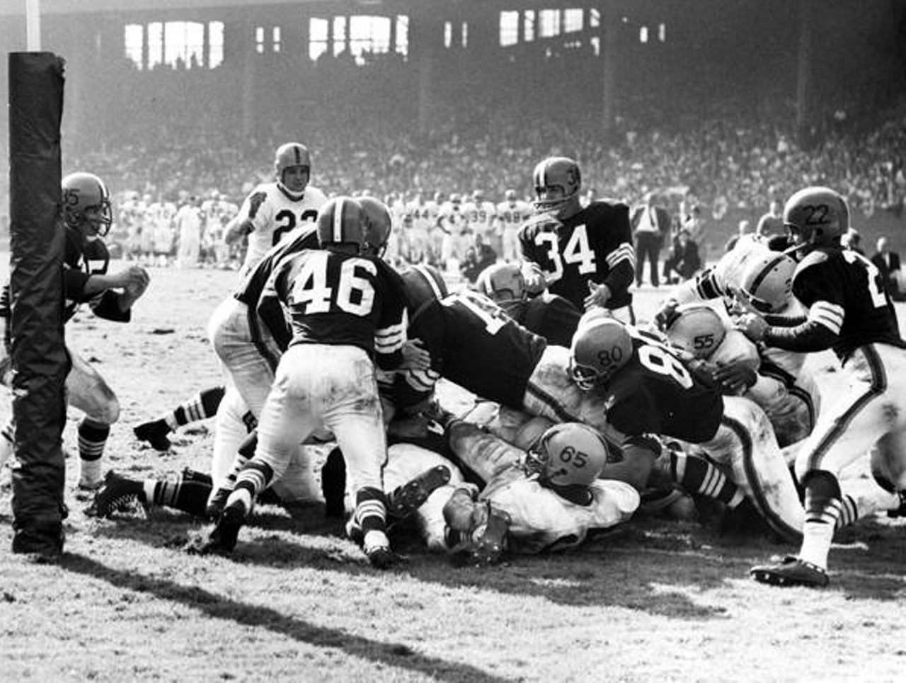 Cleveland Browns Dante Lavelli (56) tries to catch a pass between two Philadelphia  Eagles defenders, Dec. 16, 1951 in Philadelphia. (AP Photo Stock Photo -  Alamy