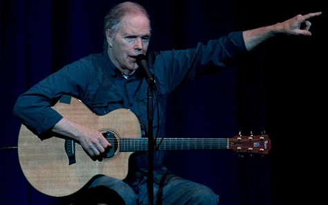 Leo Kottke Shows Off Guitar Playing and Storytelling Abilities