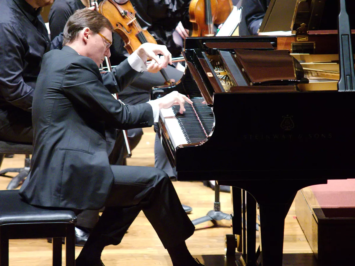 Stanislav Ioudenitch performing with the Oberlin Orchestra in 2017.