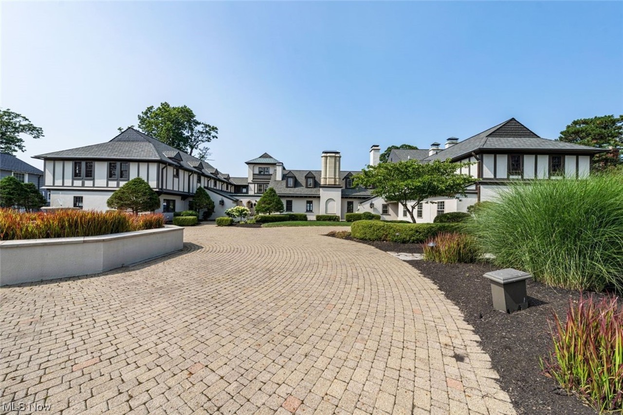 Photos: Lakewood Mansion on Lake Erie Hits the Market For $3,4 Million