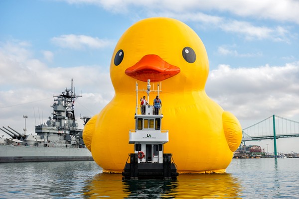 The World's Largest Rubber Duck Sails Through Lake Erie This Weekend (5)