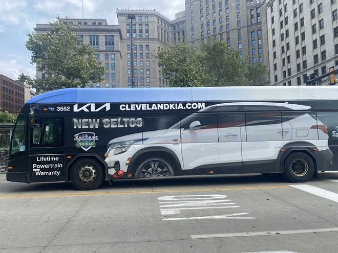 One of five RTA buses featuring advertisements for Spitzer KIA. - Twitter: @noelanifix