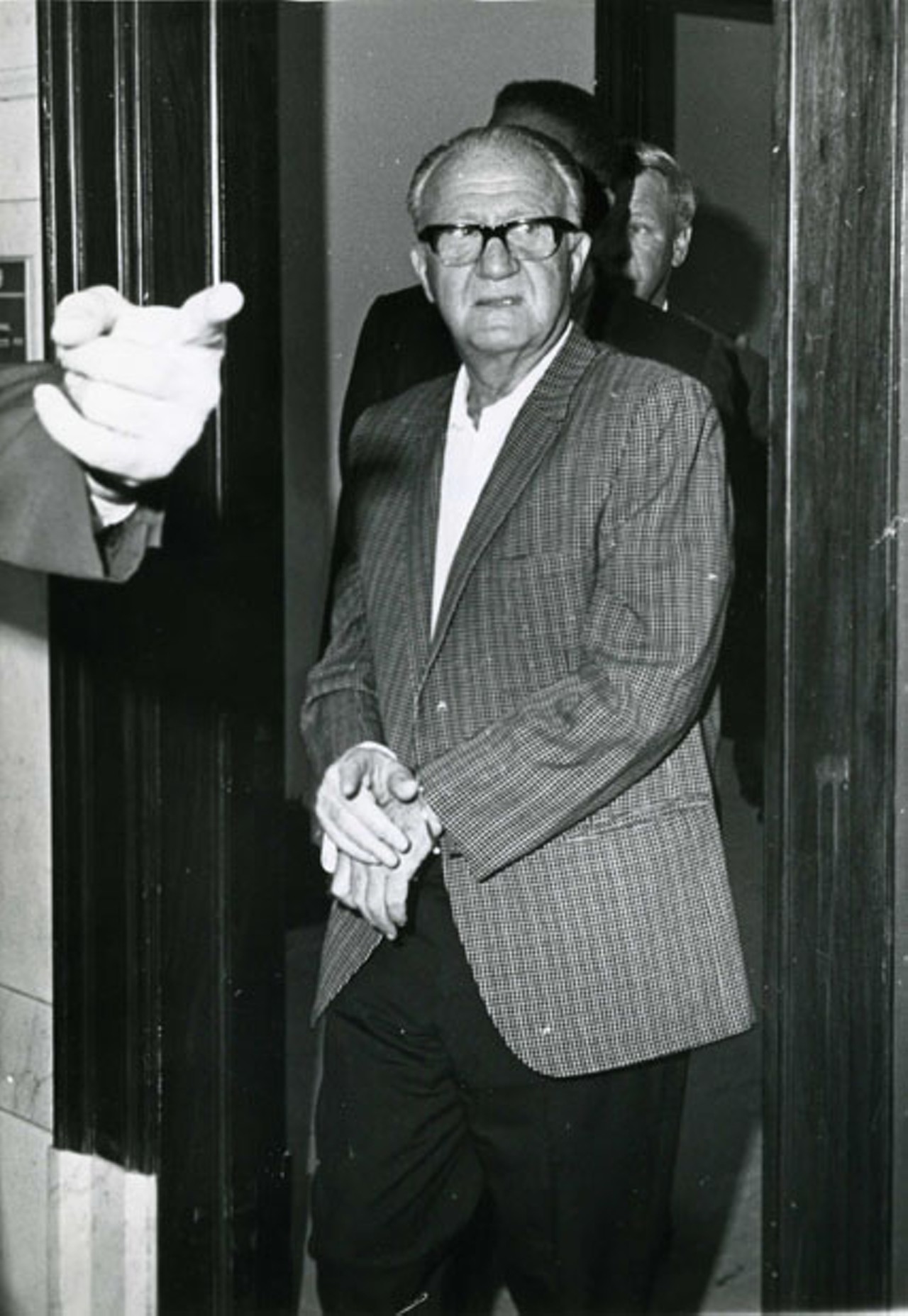 An elderly Shondor Birns leaves a Cleveland courtroom. He died in 1975.